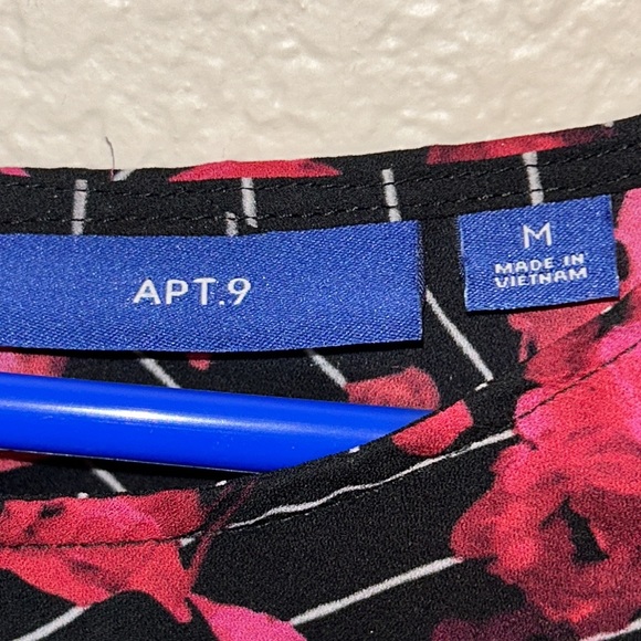 Apt. 9, Size M, Black & White Diagonal Striped Floral Blouse. Keyhole at back. - Picture 7 of 8